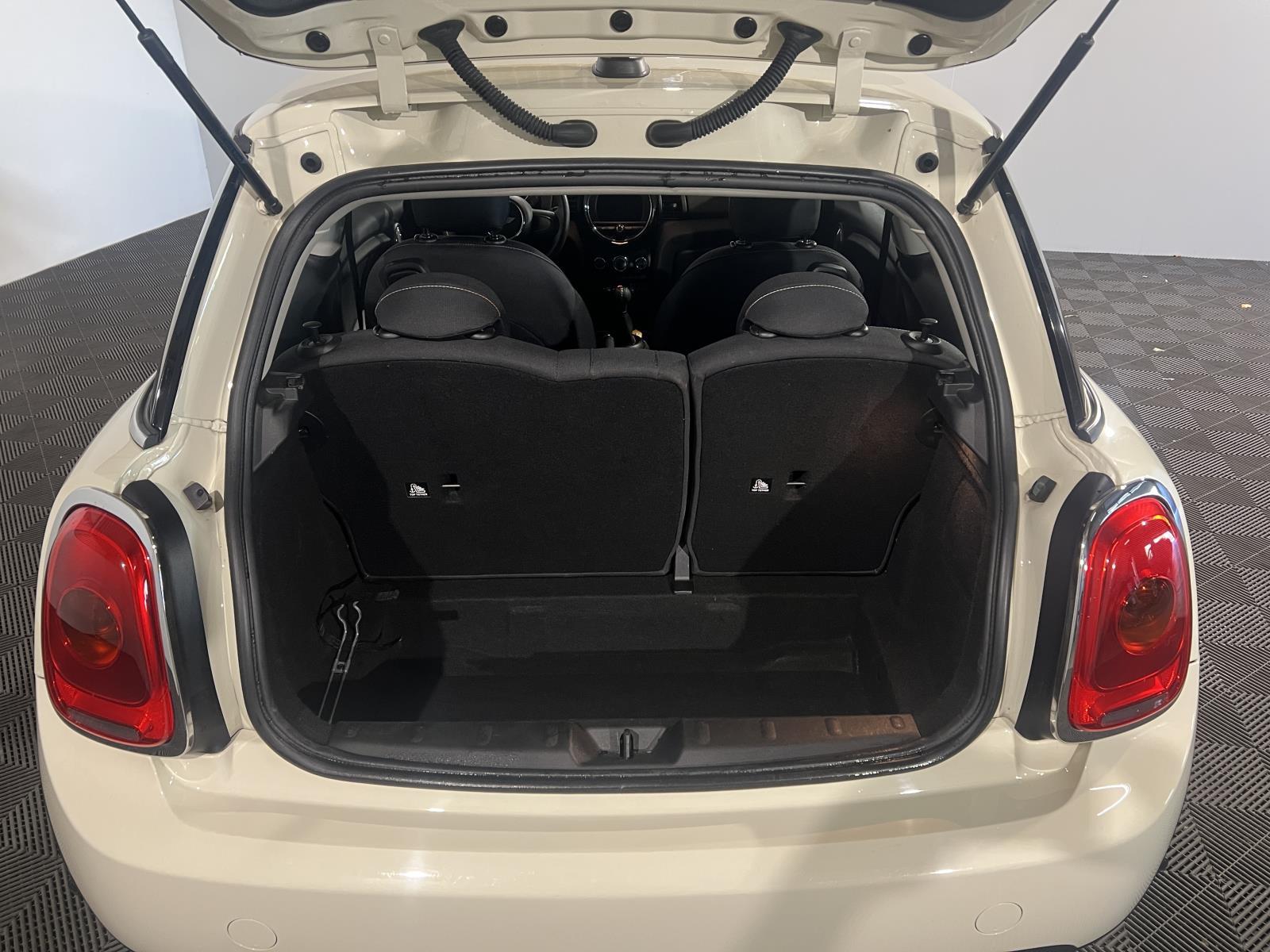 Mini | Mini | 1.5 One D Business | 2017 | 142.759 km | T399NN | Geen oordeel