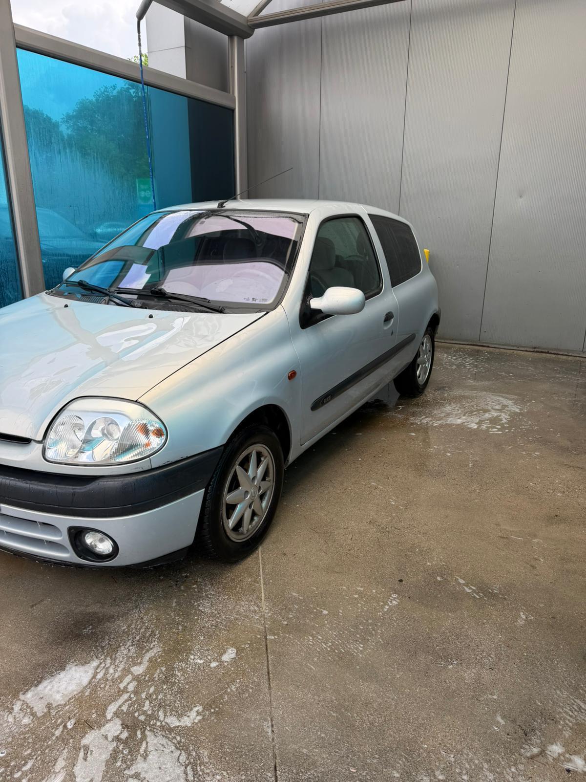 Renault | Clio | 1.6 RXE | 2000 | 314.568 km | 83FHGT | Logisch