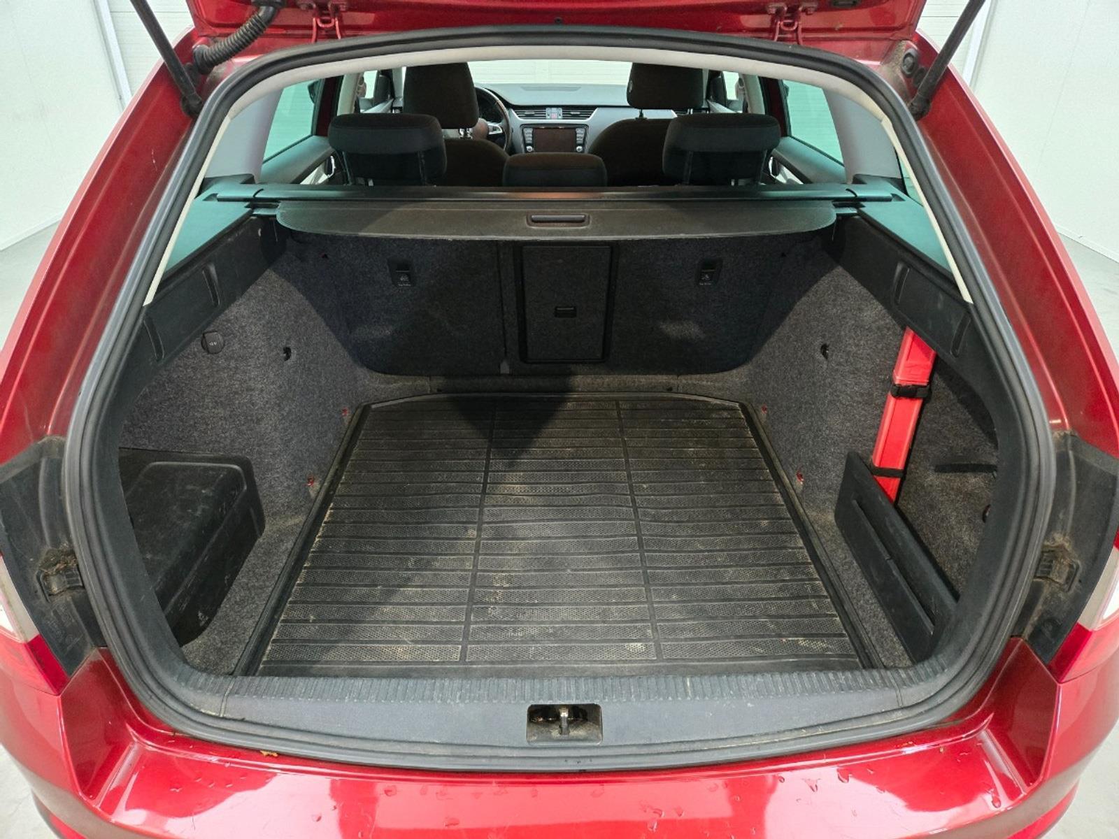 Skoda Octavia Combi 1.6 TDI Elegance Businessline Station Wagon | 2014 | 282,705 km | Automatic | 5XDG13 | NAP: Makes sense