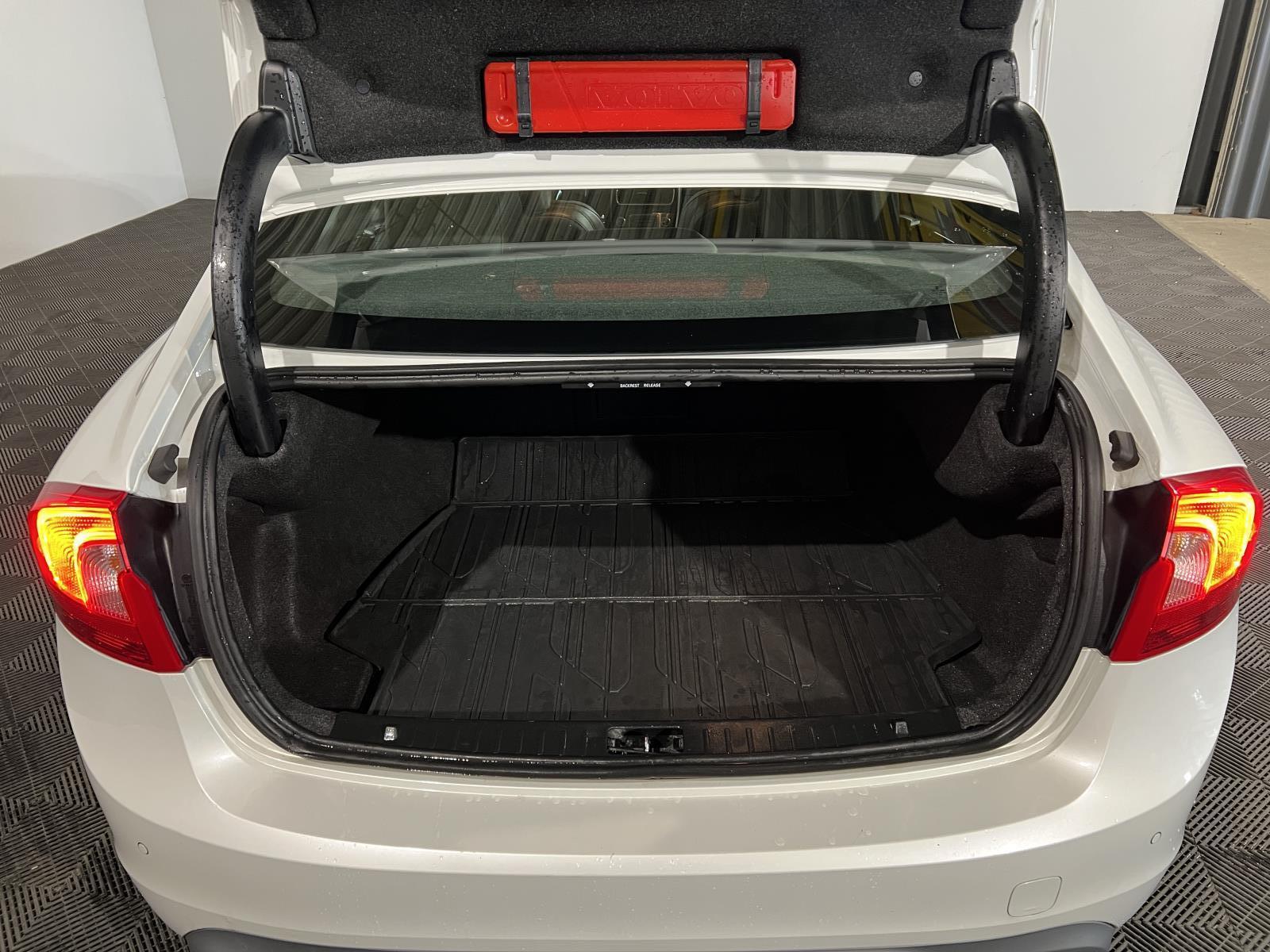 Volvo | S60 | 1.6 D2 R-Design | 2014 | 216.844 km | 8TKD90 | Logisch