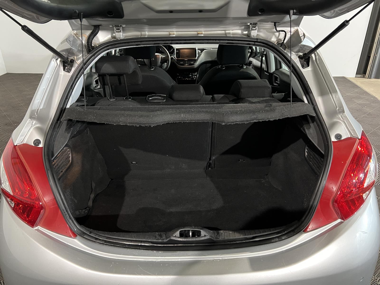 Peugeot | 208 | 1.2 VTi Envy | 2013 | 112.888 km | 9KDZ00 | Logisch