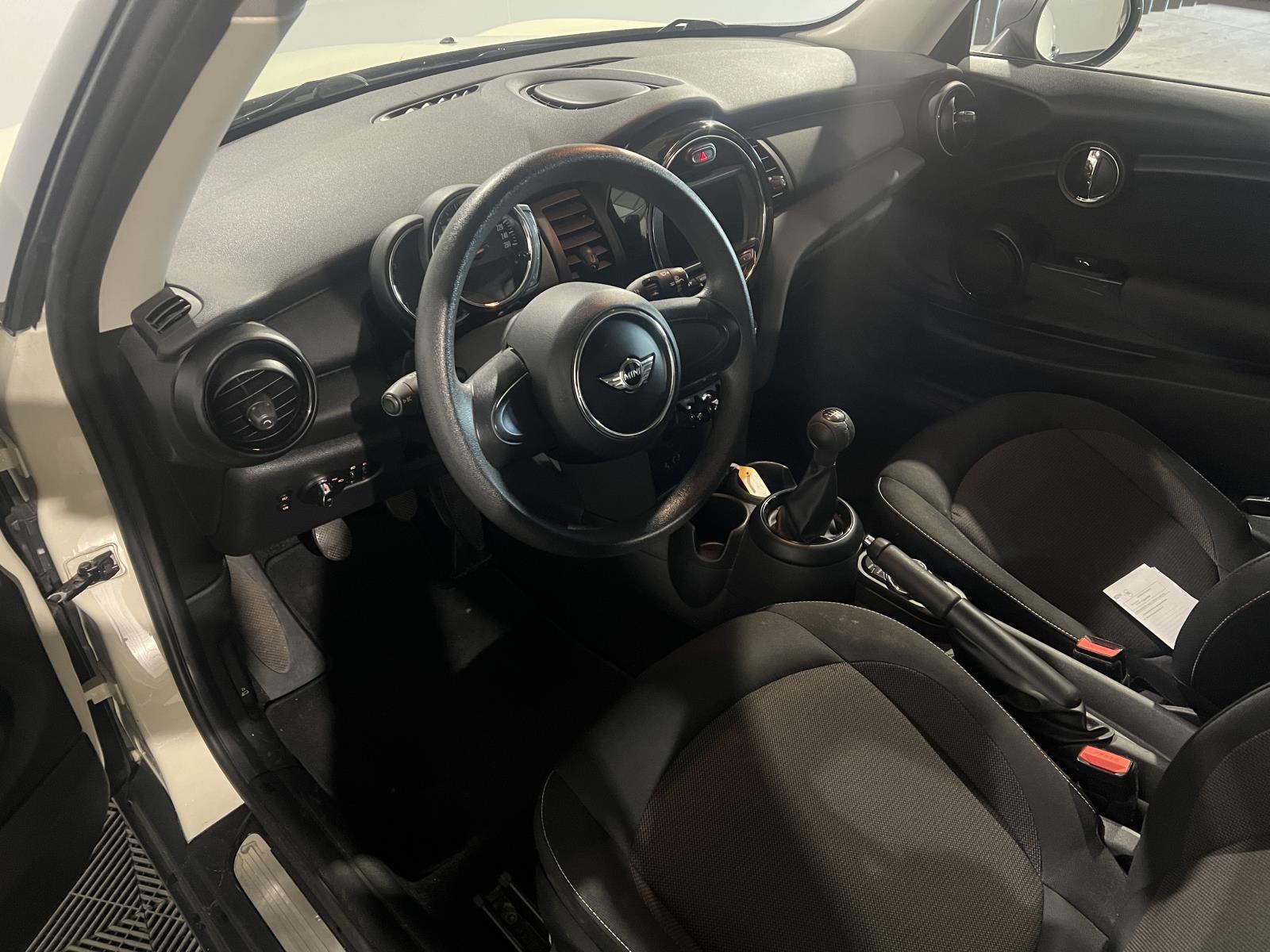 Mini | Mini | 1.5 One D Business | 2017 | 142.759 km | T399NN | Geen oordeel