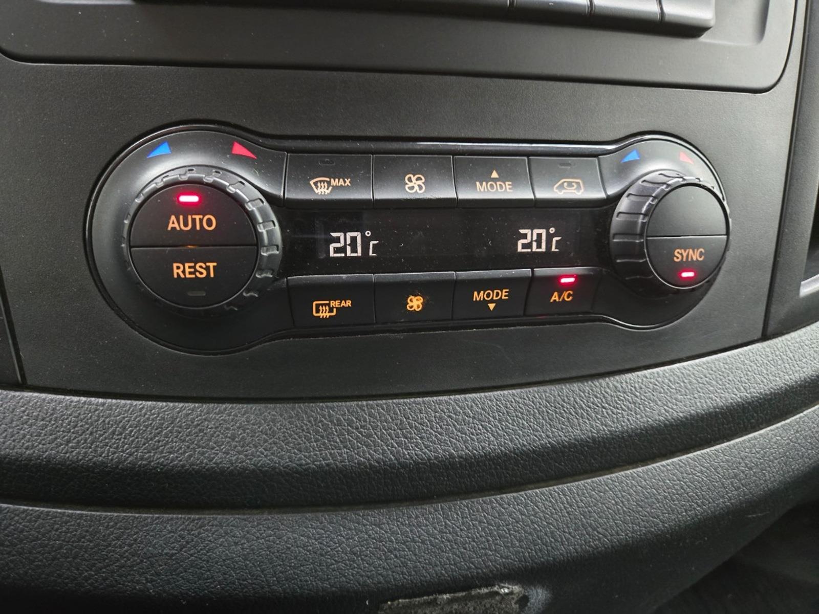 Mercedes-Benz Vito 116 CDI Extra Lang DC Comfort | 2017 | 244.629 km | Automaat | V883FJ | NAP: Logisch