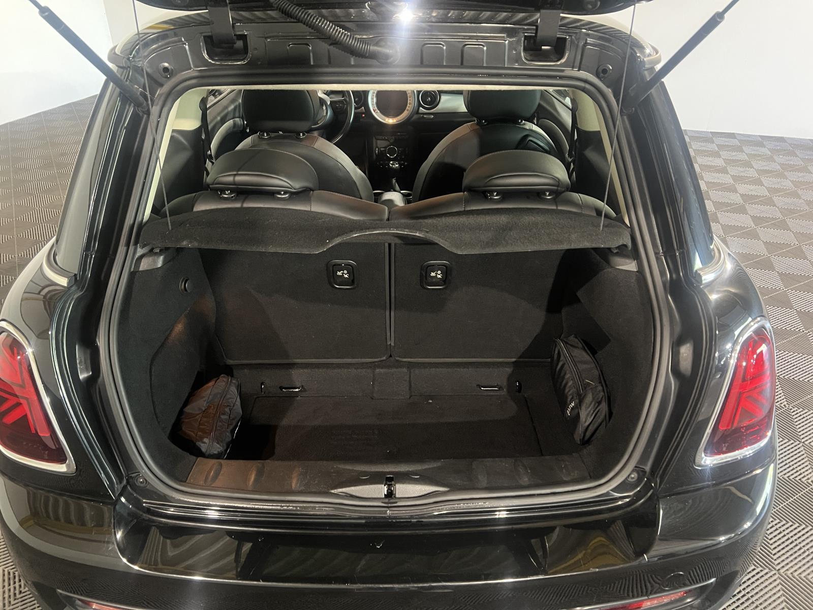 MINI | 3-Door | 1.6 Cooper S Chili | 2011 | 177,178 km | H797GH | No rating