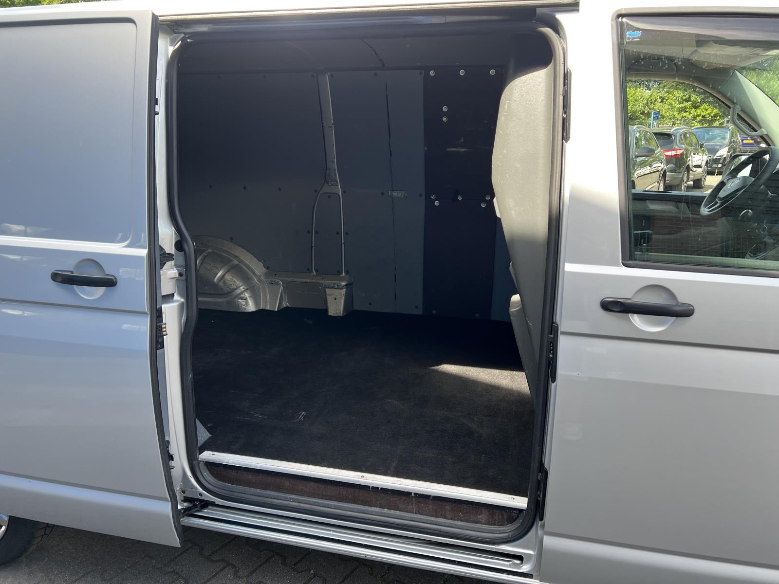 Volkswagen | Transporter | 2.0 TDI L2H1 DC Trendline | 2017 | 271.554 km | V463BH | Logisch