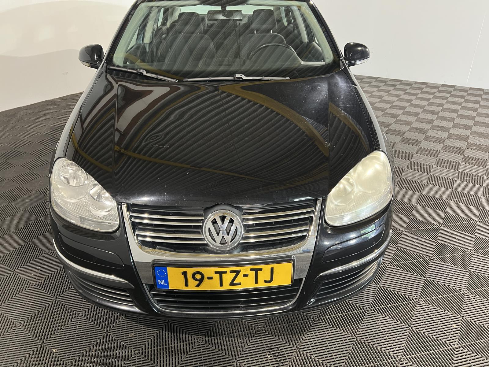 Volkswagen | Jetta | 1.6 FSI Comfortline Business | 2007 | 277.892 km | 19TZTJ | Logisch