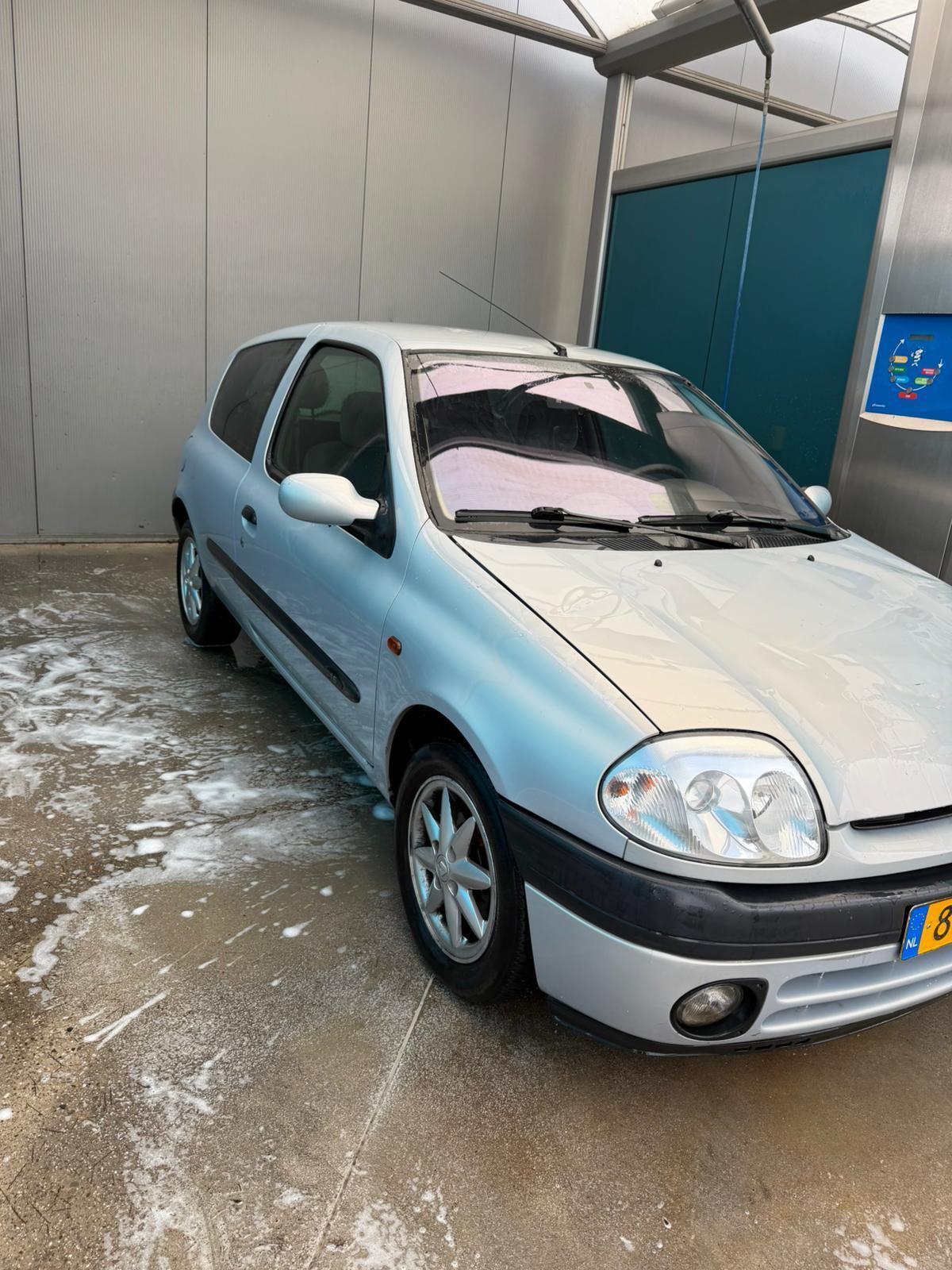 Renault | Clio | 1.6 RXE | 2000 | 314.568 km | 83FHGT | Logisch