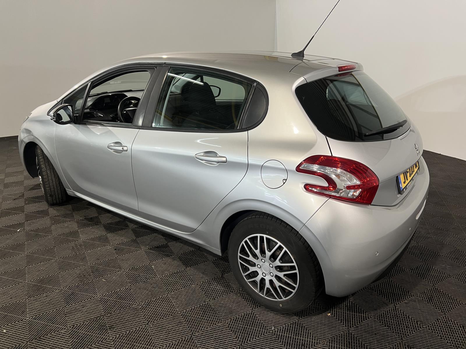 Peugeot | 208 | 1.2 VTi Allure | 2015 | 146,433 km | JV227N | No rating