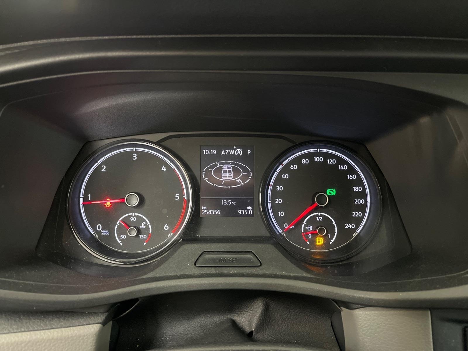 Volkswagen Transporter 2.0 TDI L2H1 28 Highline | 2023 | 254,353 km | Automatic | VVT58L | NAP: Makes sense