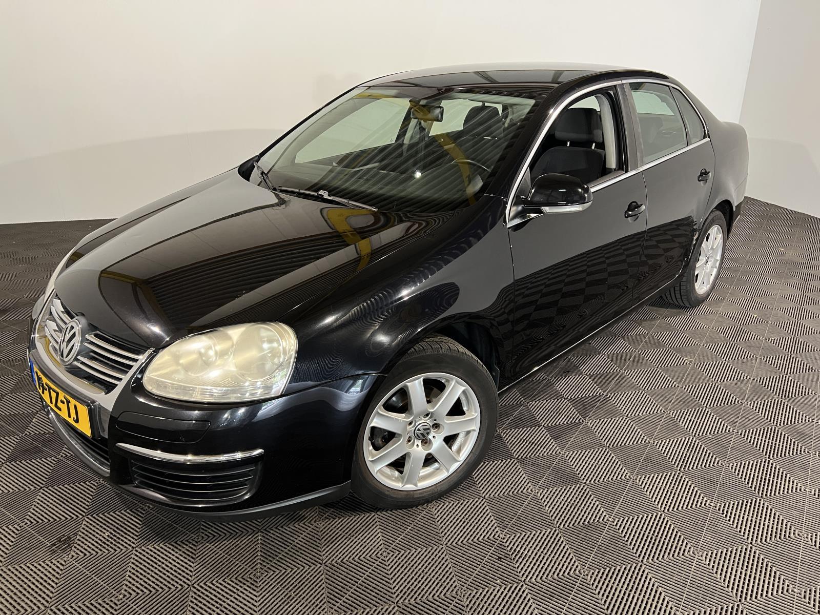 Volkswagen | Jetta | 1.6 FSI Comfortline Business | 2007 | 277.892 km | 19TZTJ | Logisch