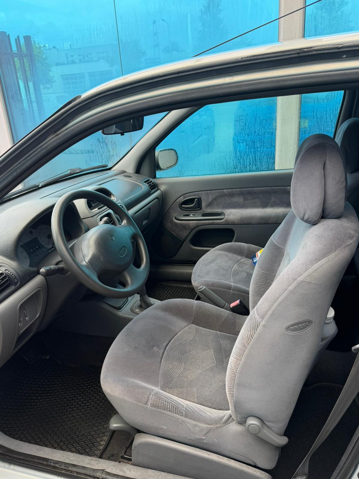Renault | Clio | 1.6 RXE | 2000 | 314.568 km | 83FHGT | Logisch