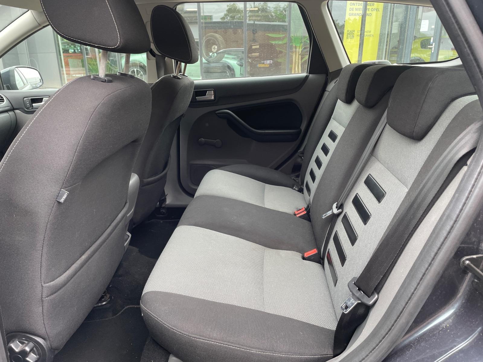Ford Focus Wagon 1.6 Comfort Stationwagen | 2011 | 217.342 km | 98RDG6 | NAP: Logisch
