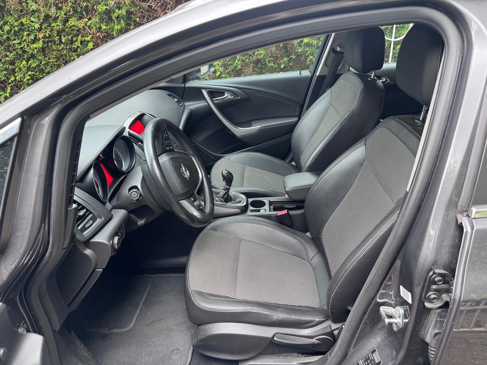 Opel Astra Sports Tourer 1.4 Turbo Cosmo | 2012 | 268,554 km | 58ZGV5 | NAP: Makes sense