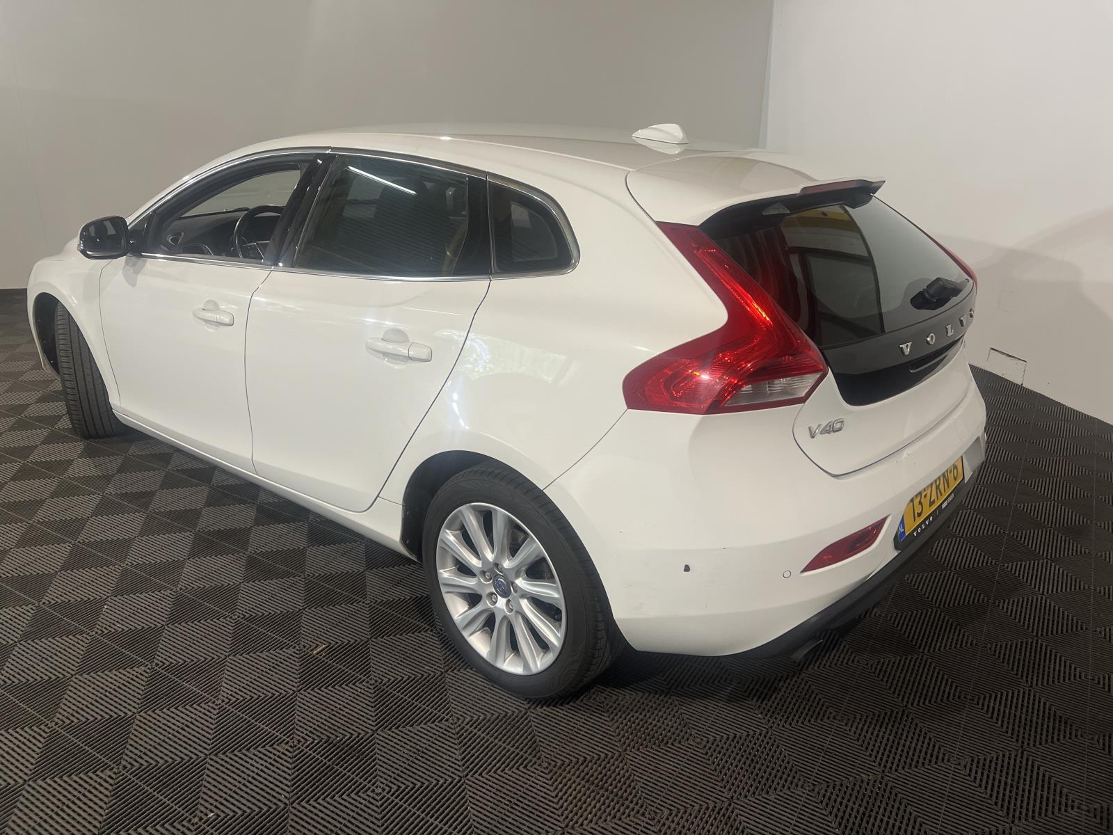 Volvo | V40 | 1.6 T3 Momentum | 2013 | 311,657 km | 13ZRN6 | Logical