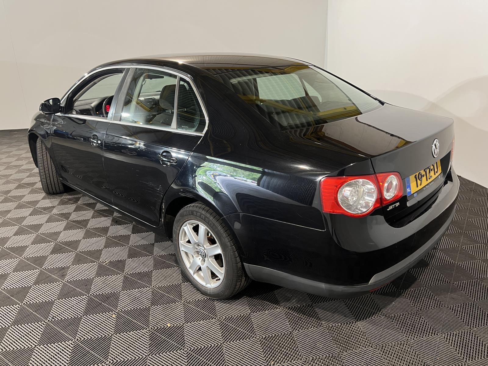 Volkswagen | Jetta | 1.6 FSI Comfortline Business | 2007 | 277.892 km | 19TZTJ | Logisch