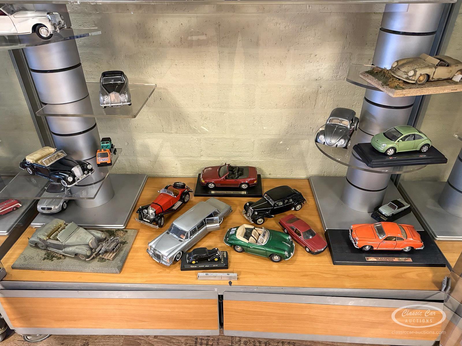 18 modèles réduits de voitures de collection à différentes échelles ...