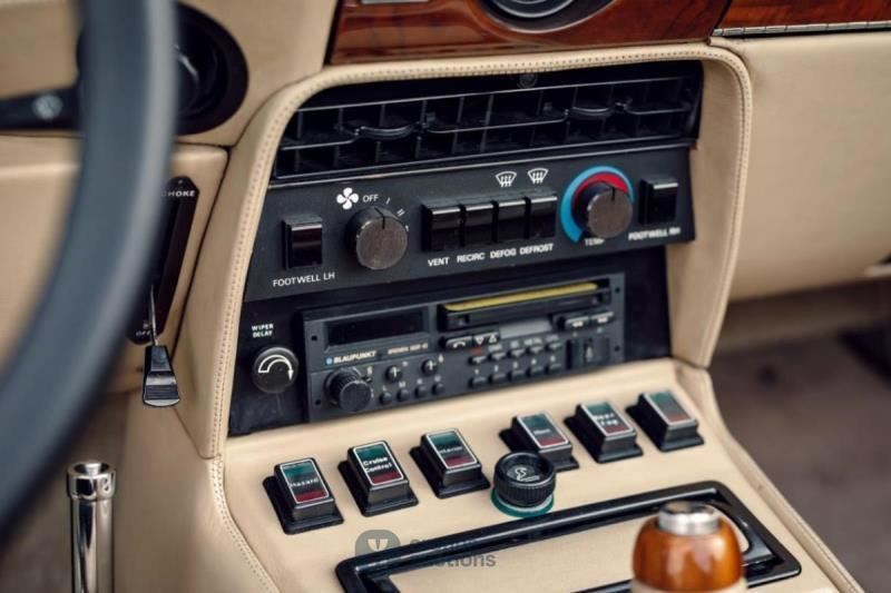 Aston Martin V8 Volante