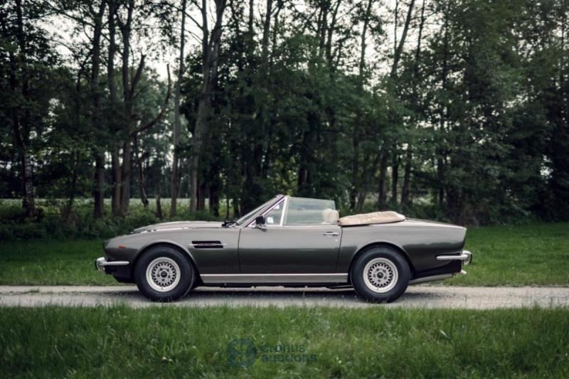 Aston Martin V8 Volante