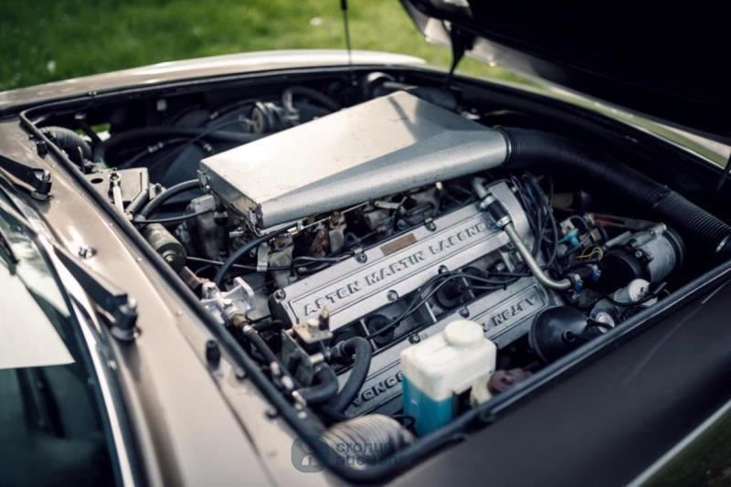 Aston Martin V8 Volante