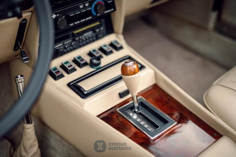 Aston Martin V8 Volante