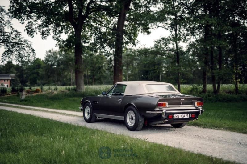 Aston Martin V8 Volante