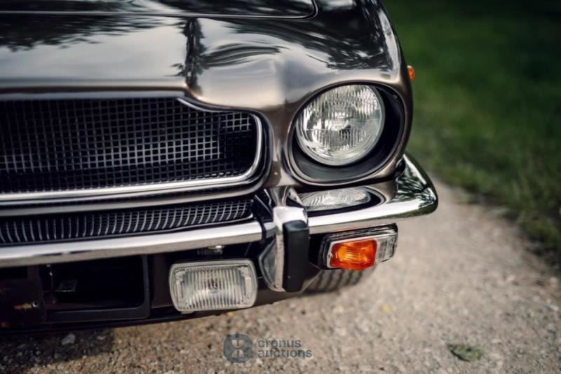 Aston Martin V8 Volante