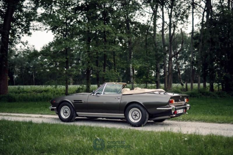 Aston Martin V8 Volante