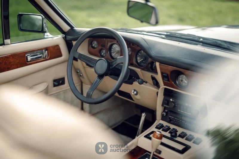 Aston Martin V8 Volante