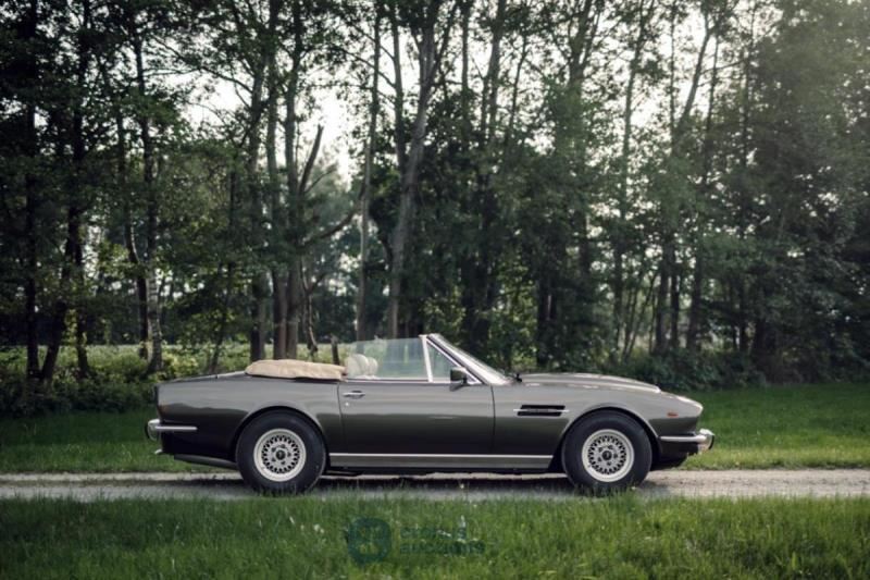 Aston Martin V8 Volante