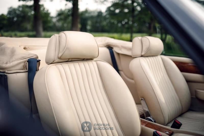 Aston Martin V8 Volante