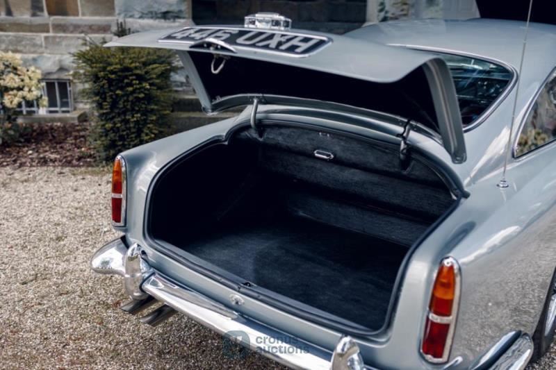 Aston Martin DB 4