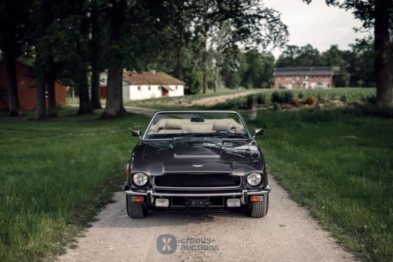 Aston Martin V8 Volante