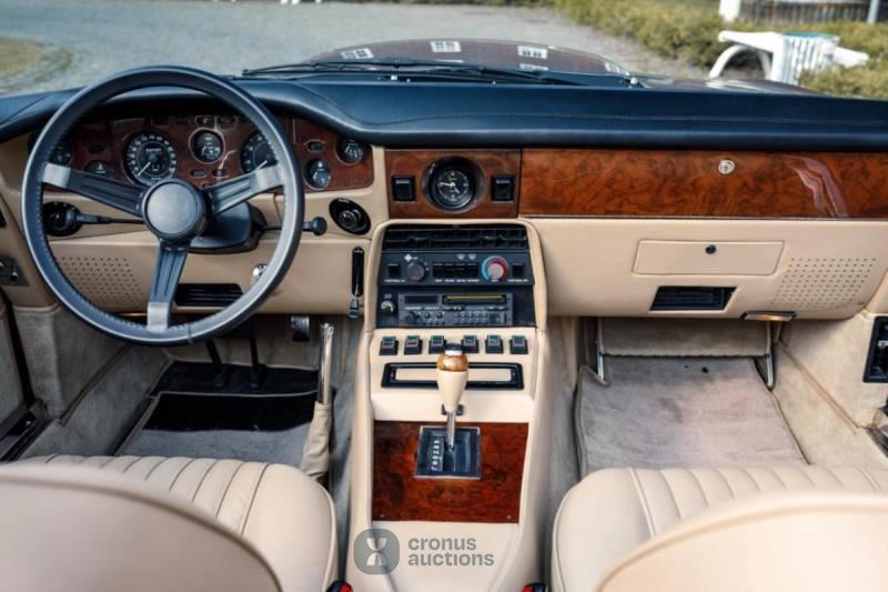 Aston Martin V8 Volante