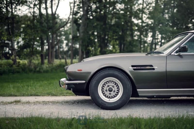 Aston Martin V8 Volante