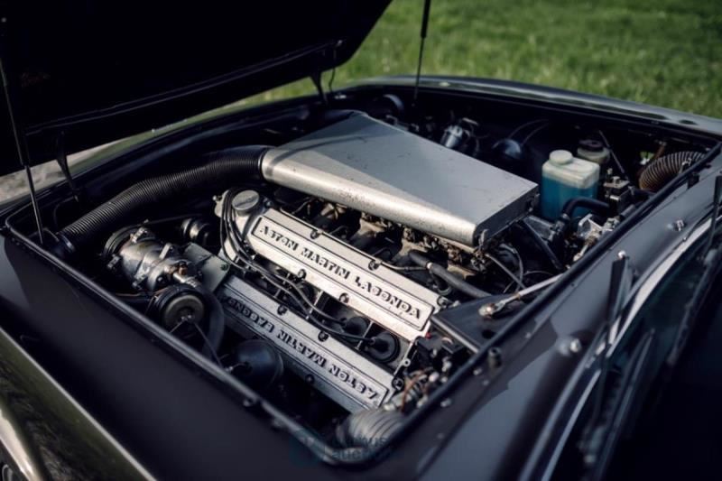 Aston Martin V8 Volante