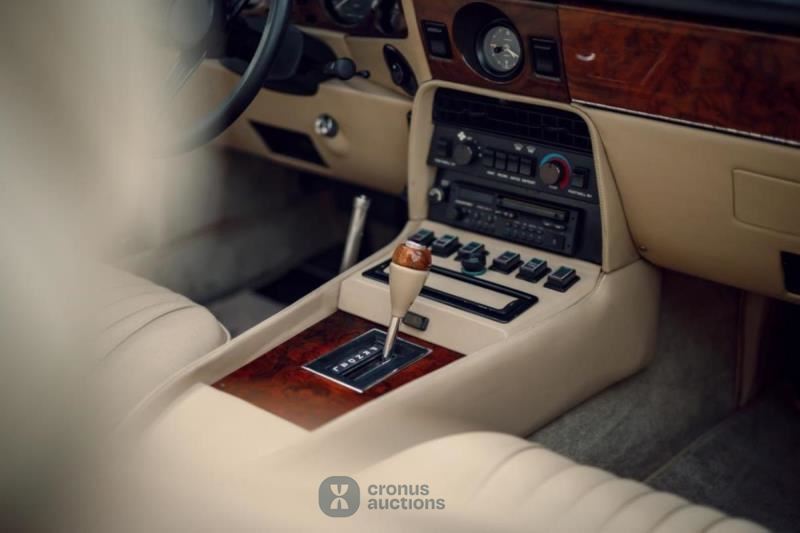 Aston Martin V8 Volante