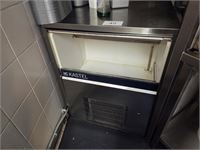 1 Rvs Ijsblokjesmachine Kastel – foto 2 – kavel bij Hammertime