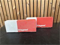 2x Noodverlichtingsarmatuur Legrand – foto 3 – kavel bij Hammertime