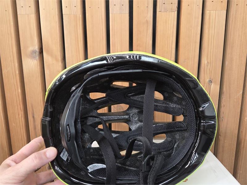 1 Fietshelm Geel Medium – foto 7 – kavel bij Hammertime
