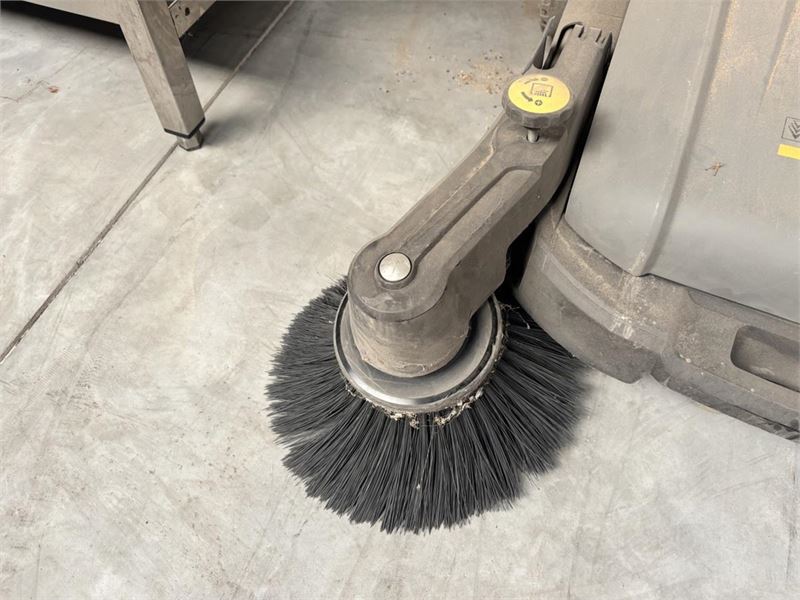 Veegmachine Karcher Km70/20 C – foto 4 – kavel bij Hammertime