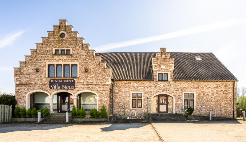 Ruim, karaktervol handelshuis aan commerciële provincieweg