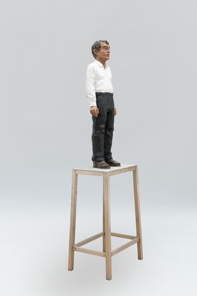 Mann mit schwarzer Hose auf Sockel