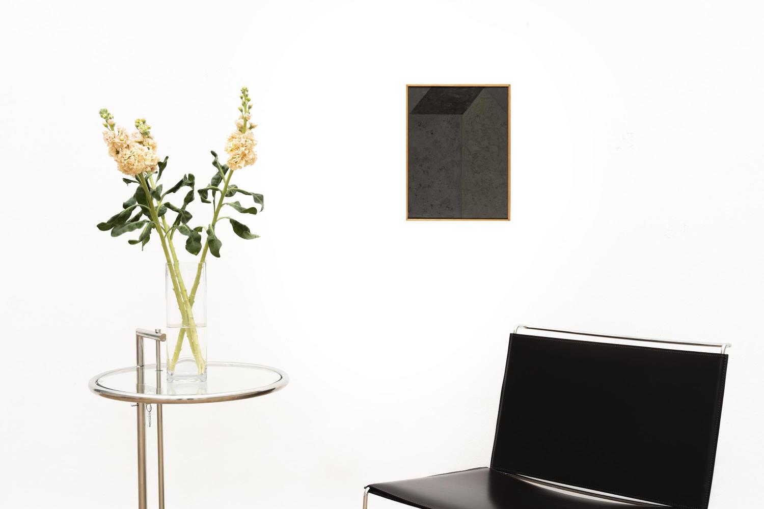 "dunkles Haus, schwarzes Dach"