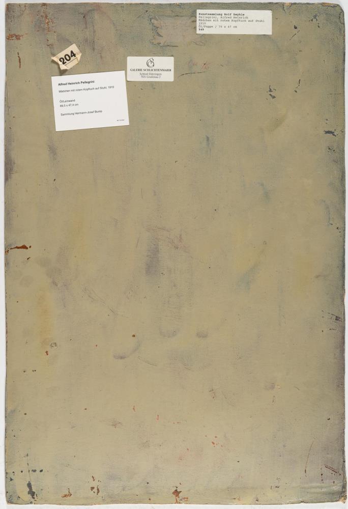 Mädchen mit rotem Kopftuch auf Stuhl