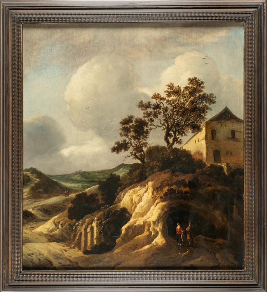 Dünenlandschaft mit Wanderern unterhalb eines Gehöfts
