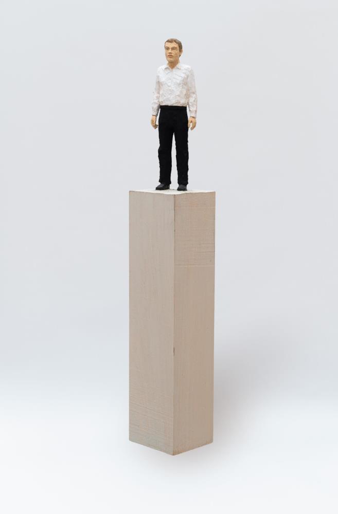 Mann mit schwarzer Hose