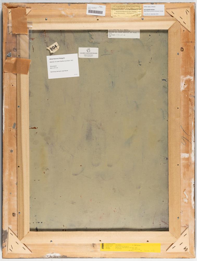 Mädchen mit rotem Kopftuch auf Stuhl