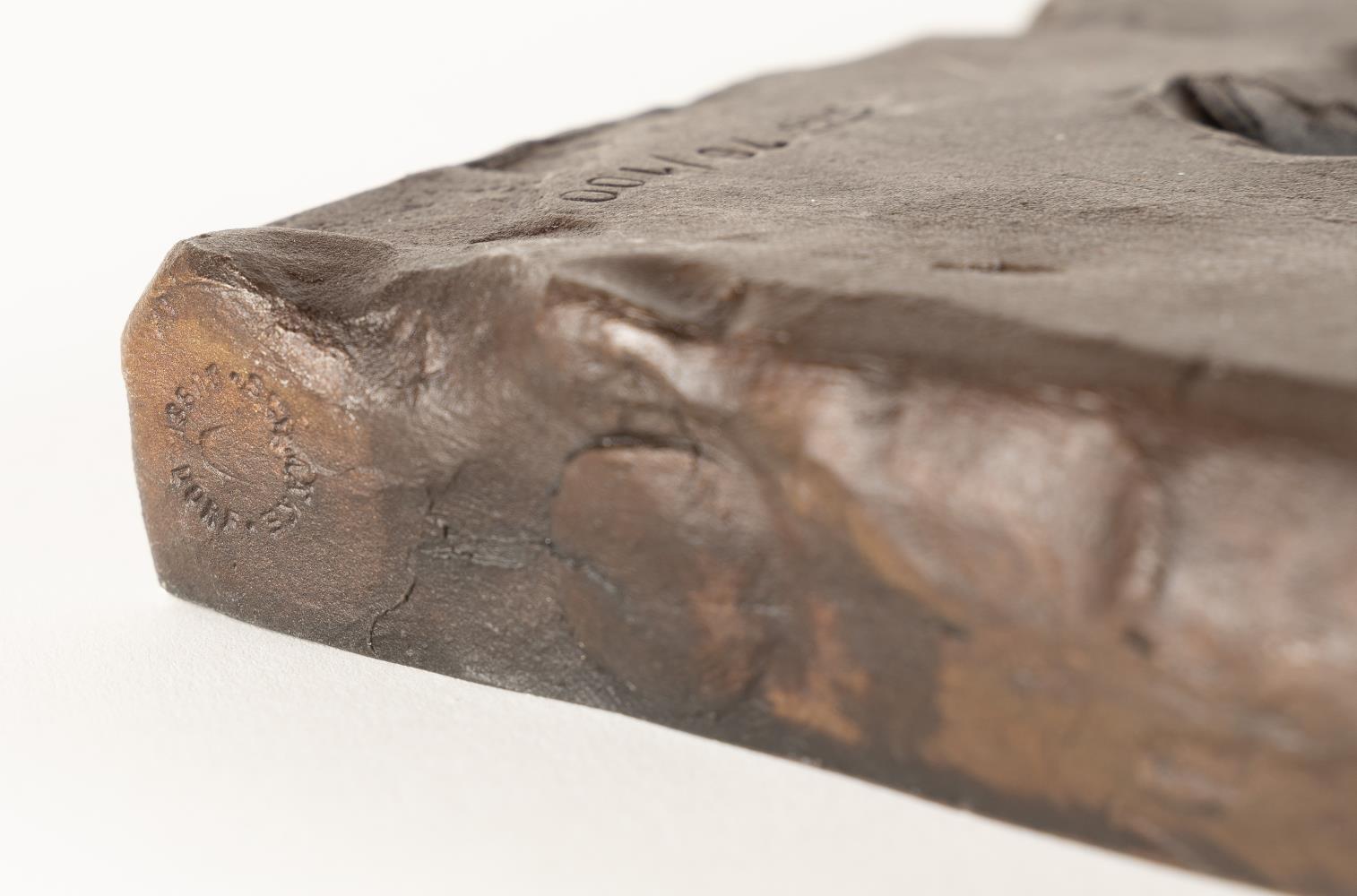 Relief Mann aus: Schmerztransformationen