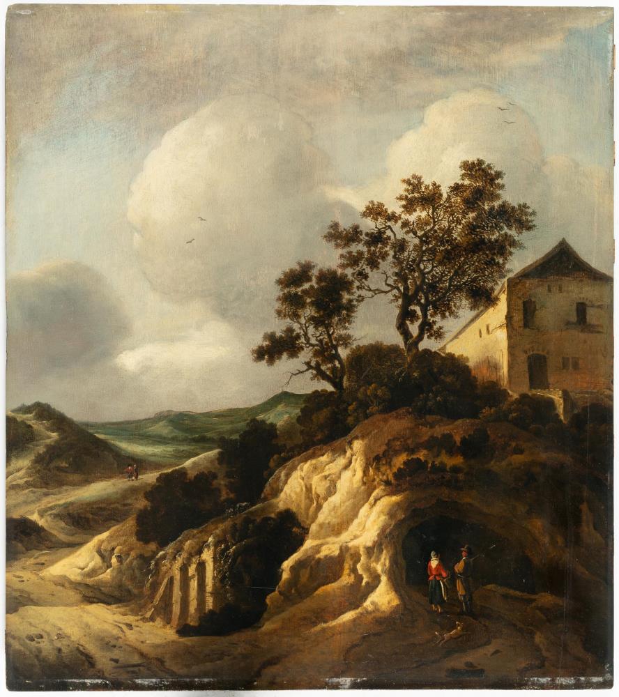 Dünenlandschaft mit Wanderern unterhalb eines Gehöfts