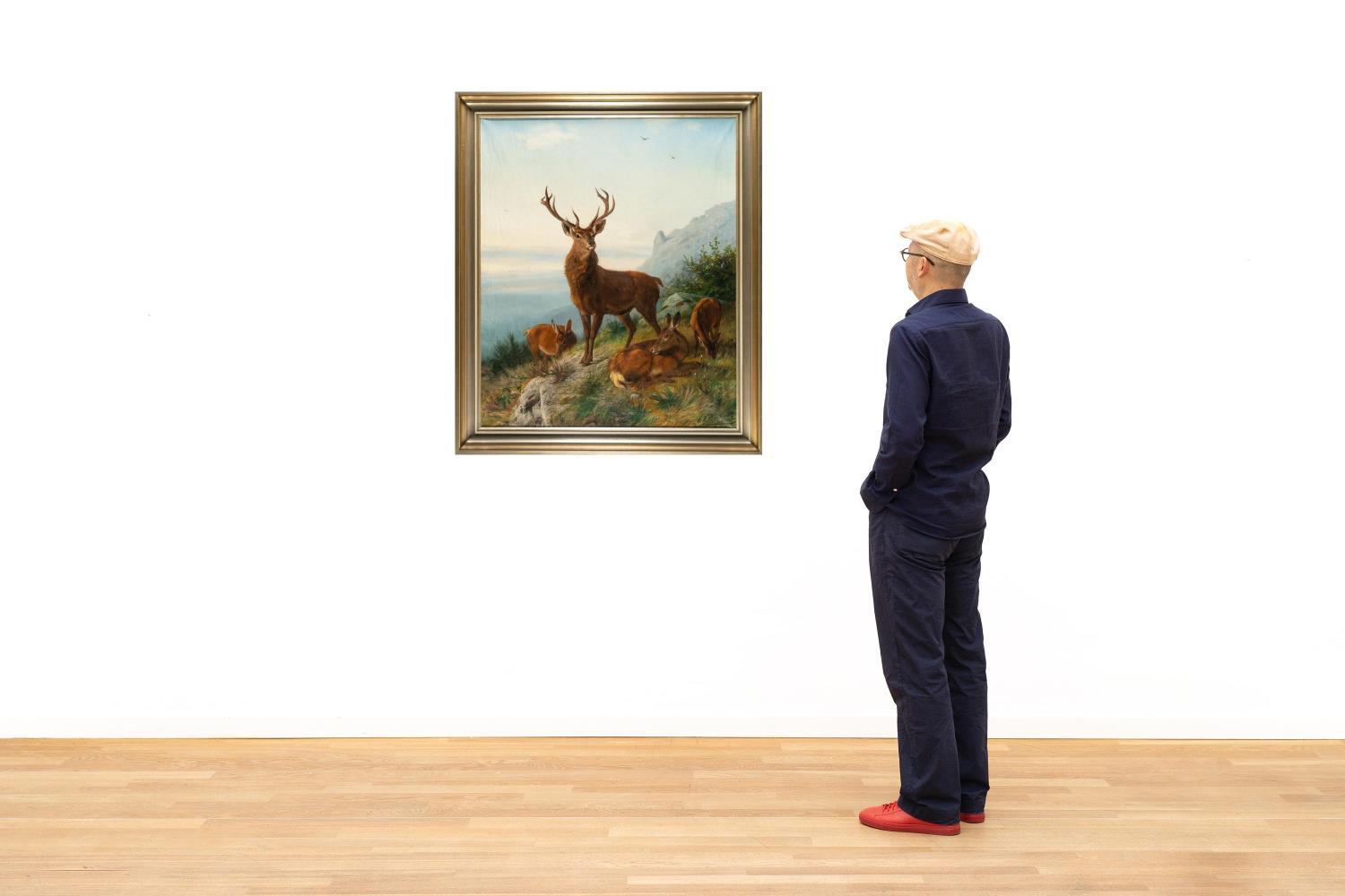 Hirsch und drei Rehe in Berglandschaft